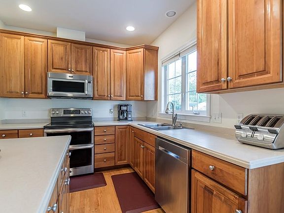 3rd image of 125 Palomino Dr