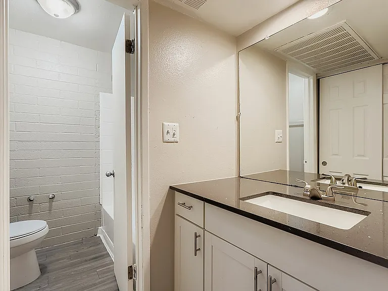 4728 N 15th St 129 - Web Quality - 011 - 15 Primary Bathroom