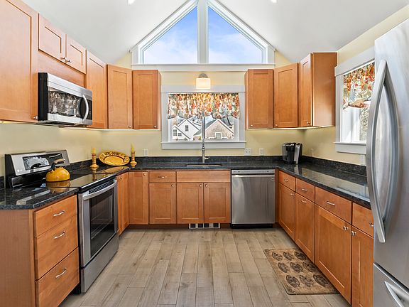 5th image of 90 Schoolhouse Rd