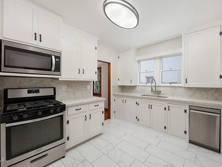 900 E Glenoaks Blvd — Photo 6