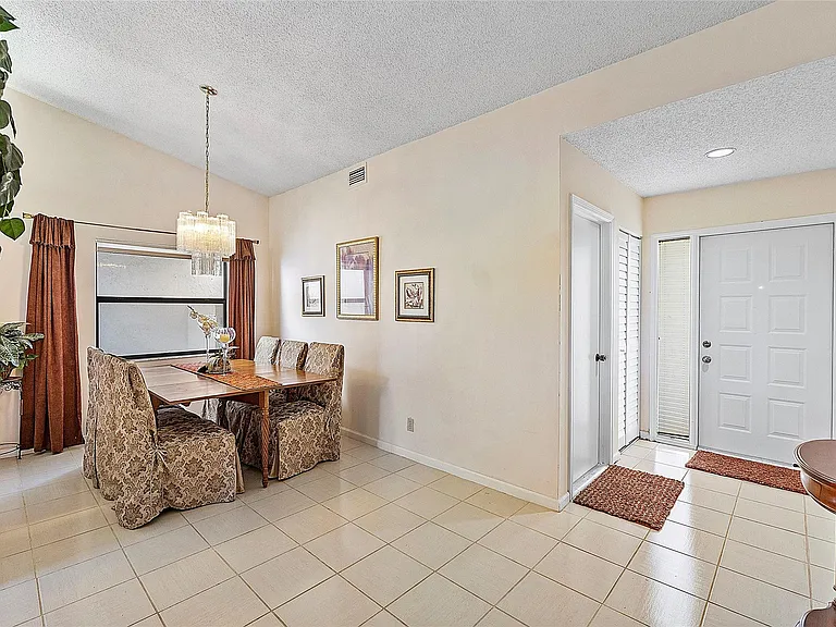 31 Columbia Ct — Photo 4