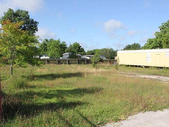 Water available and Septic. Servicio de agua disponible y tanque septico