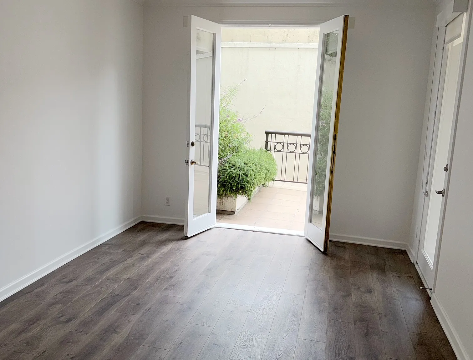 230 Hamilton — Photo 1