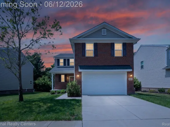 59697 Twin Pines Dr, New Hudson, MI 48165