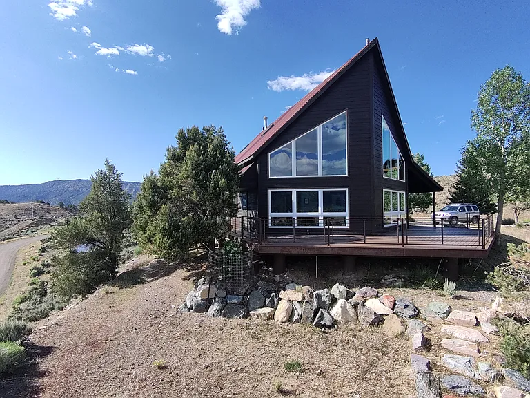 Front of house with warp-around deck