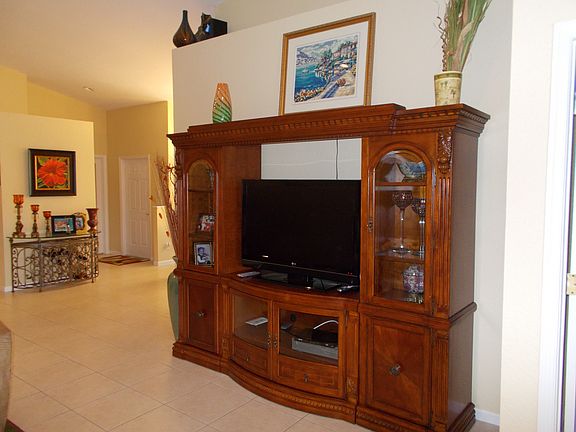 4th image of 265 Coral Trace Cir W