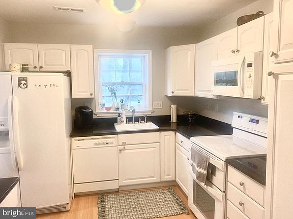 4th image of 4868 Chevy Chase Dr #139