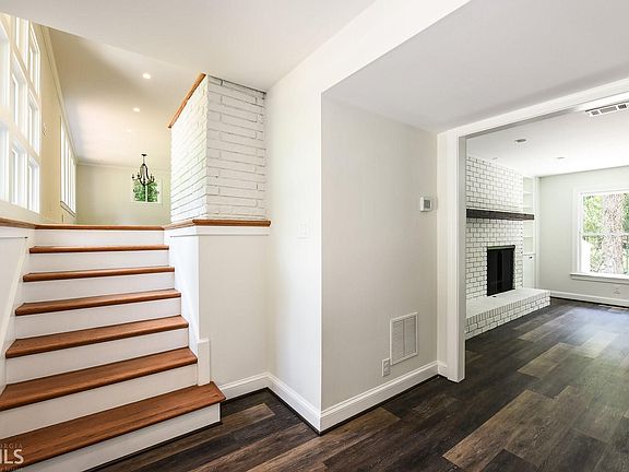 5th image of 470 Rebecca Ln SE