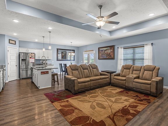 3rd image of 579 Mimosa Dr
