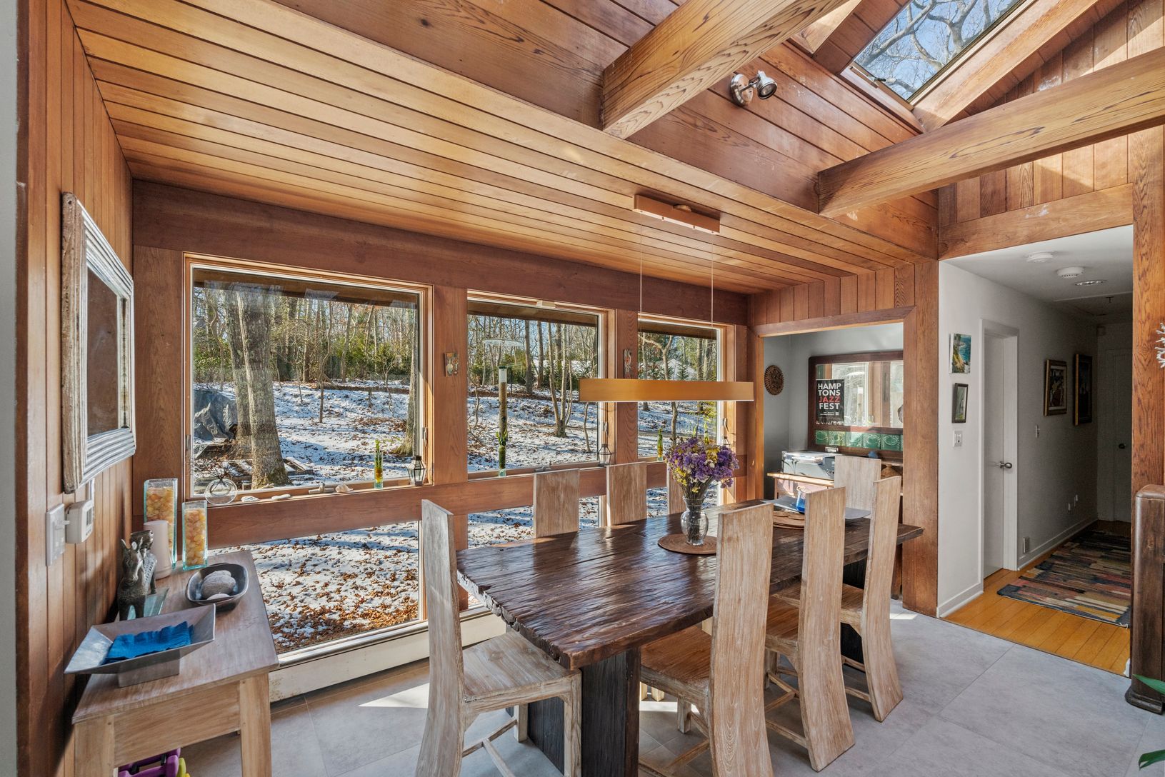  Bright and open dining room