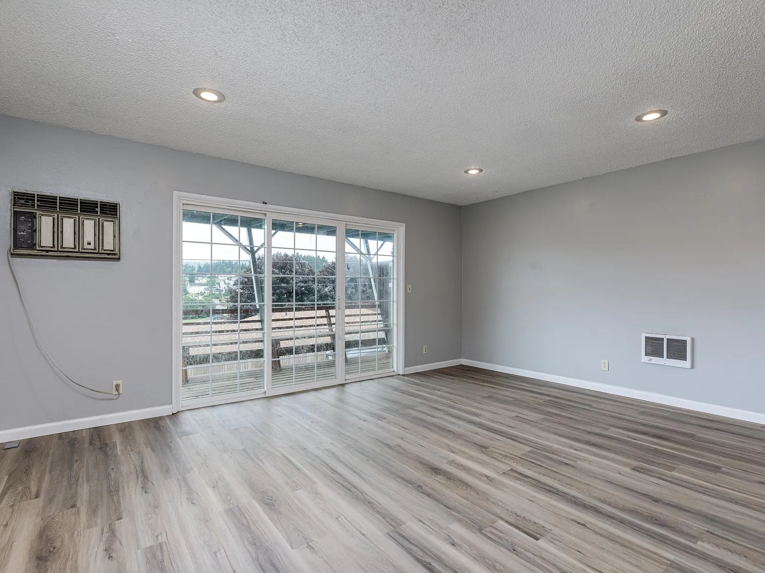 4 bed, 1.5 bath, 2200 sqft, $2,295 — Photo 4