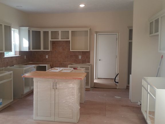 Kitchen with Island in Proce