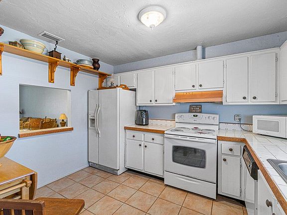 3rd image of 158 Amherst Ln