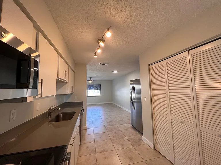 Lakeside Cove Apartments — Photo 15