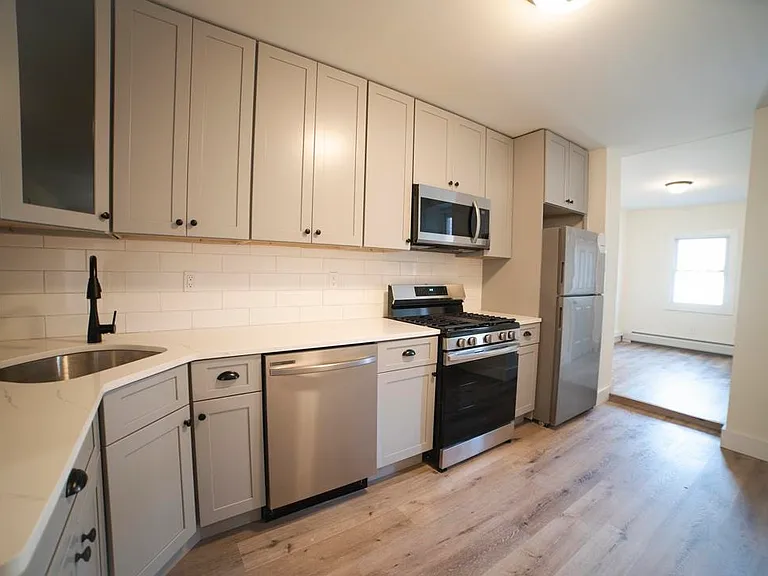 206 48th St #3 — Photo 9