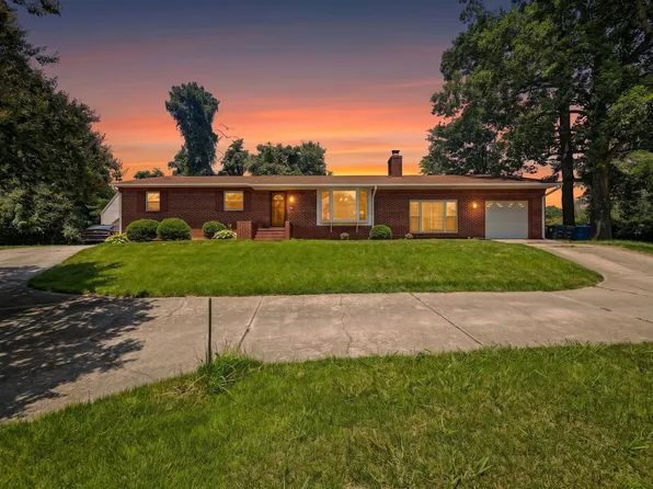 301 Waltz Farm Dr, Williamsburg, VA 23185