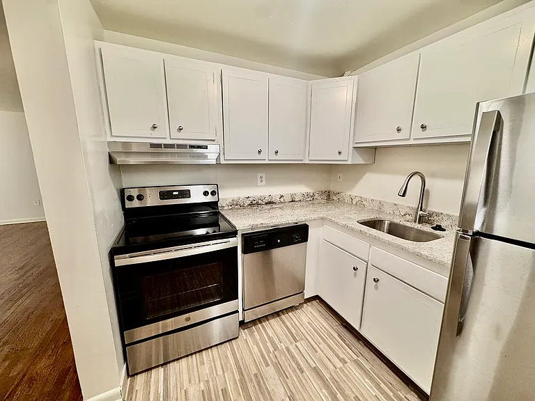 711 Farmington Ave — Photo 2