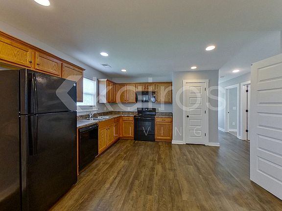 4th image of 370 Deer Creek Way