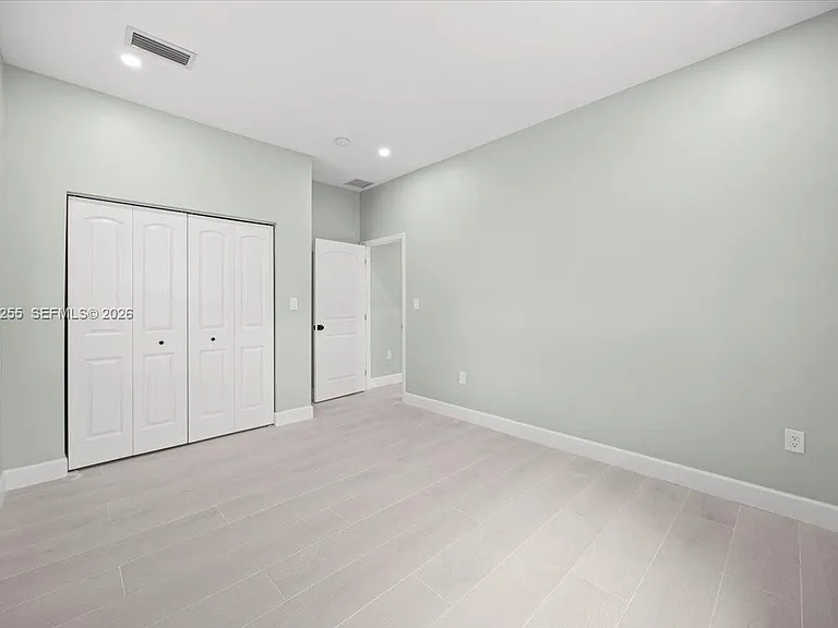 930 34th St — Photo 2