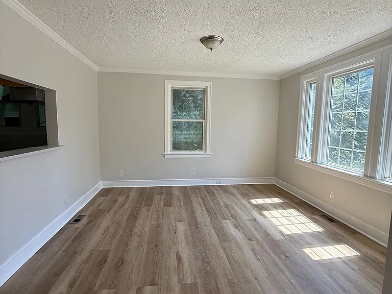 450 Rutherford Ave — Photo 14
