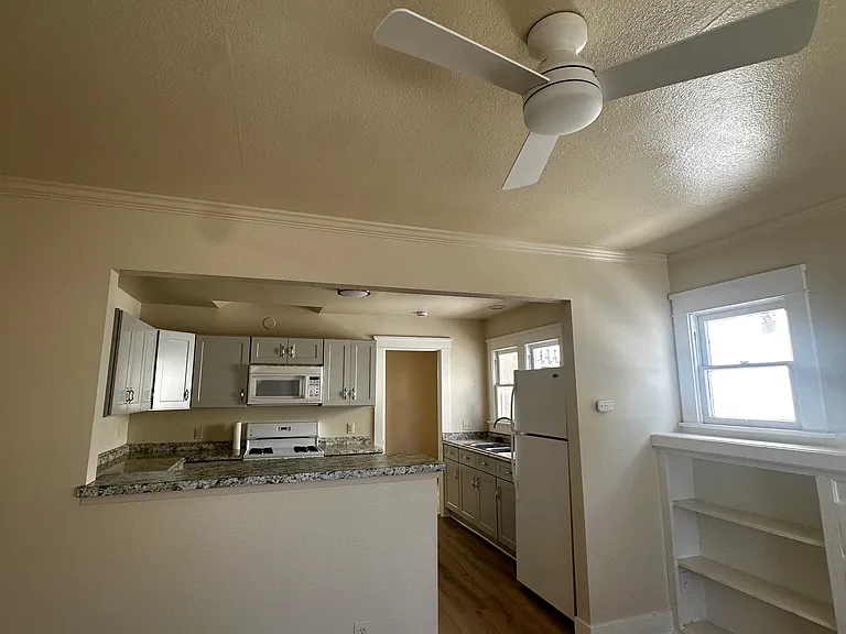 1523 E 9th St #1523 — Photo 6