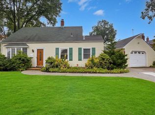 3 Periwinkle Rd, Levittown, NY 11756