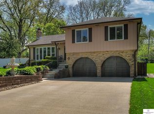 7943 Manderson St, Omaha, NE 68134