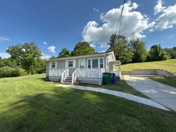 975 Depot St NE, Christiansburg, VA 24073