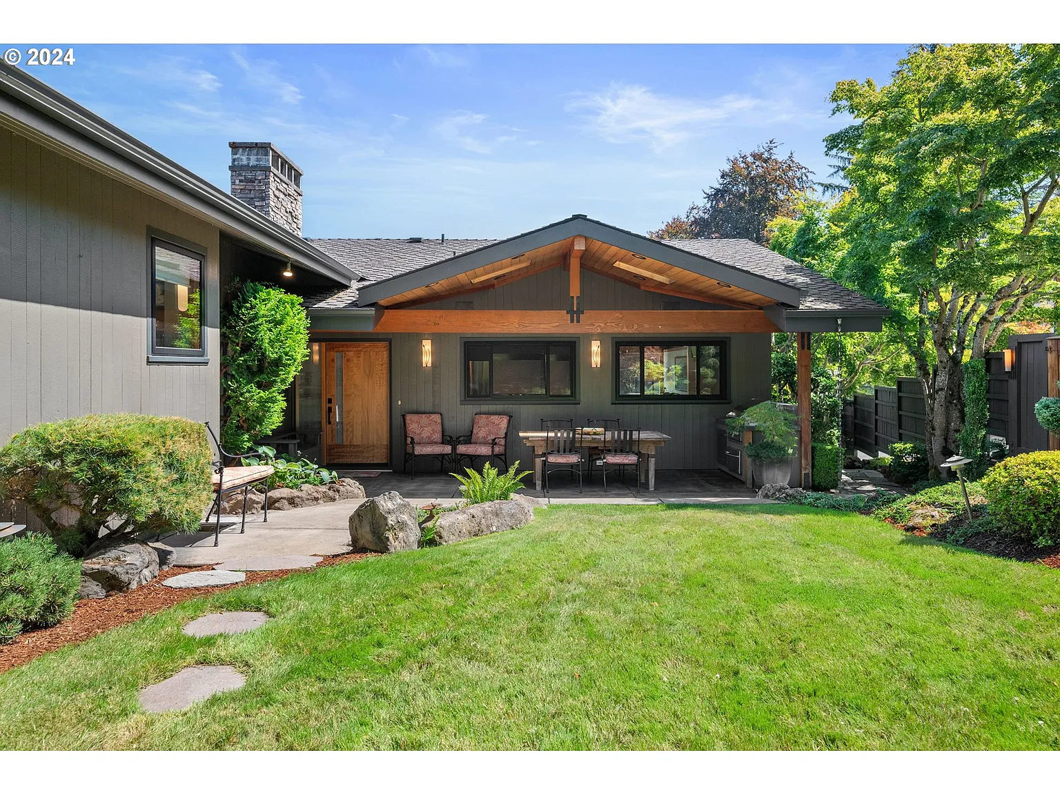 1807 SW Clifton St photo 1