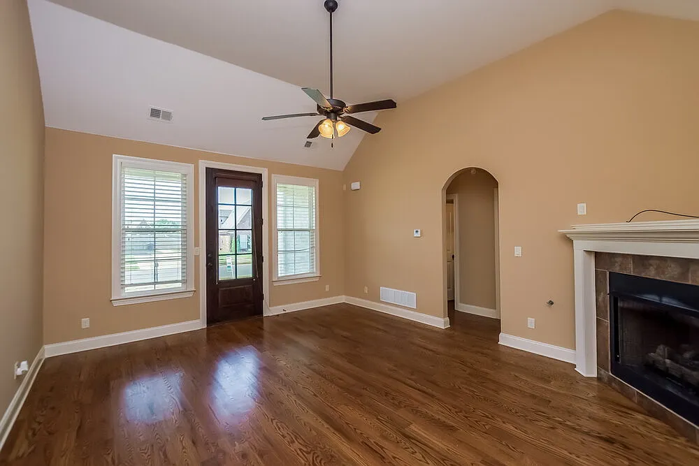 3 bed, 2.0 bath, 1989 sqft, $2,410 — Photo 2