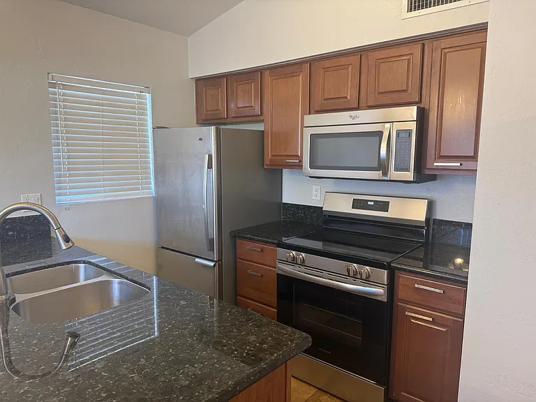 2527 S Maple Ave #102 — Photo 8