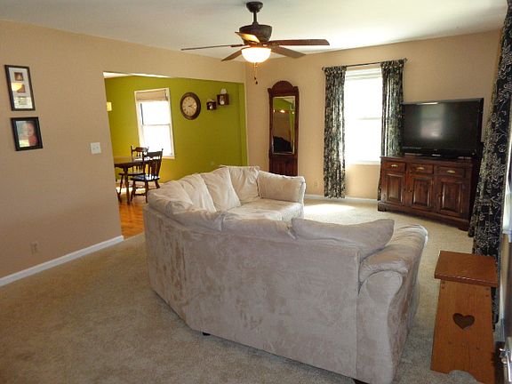 4th image of 716 Carole Pl