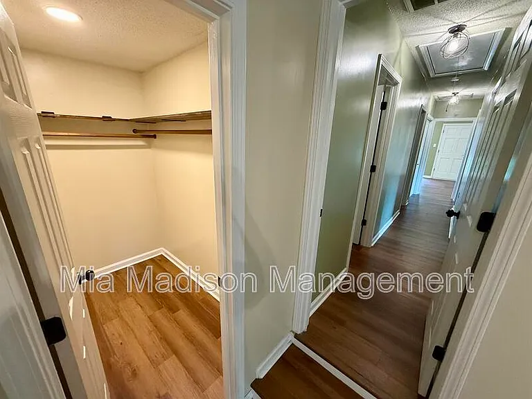 2233 E Derenne Ave — Photo 30