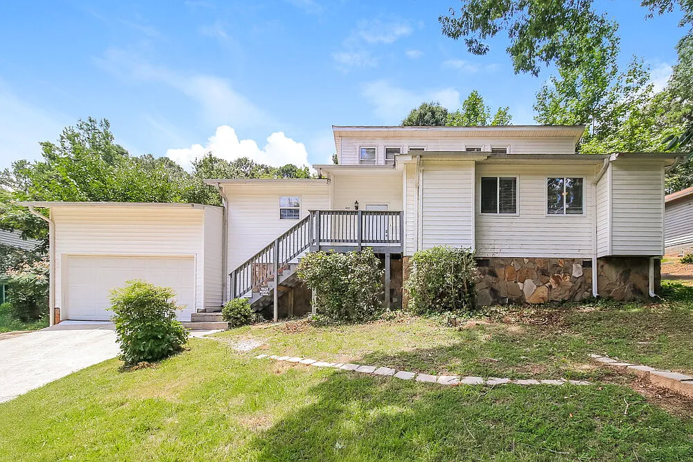 3 bed, 2.0 bath, 1469 sqft, $1,845 — Photo 1