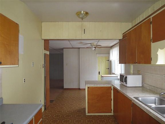 5th image of 215 E Dezeng St