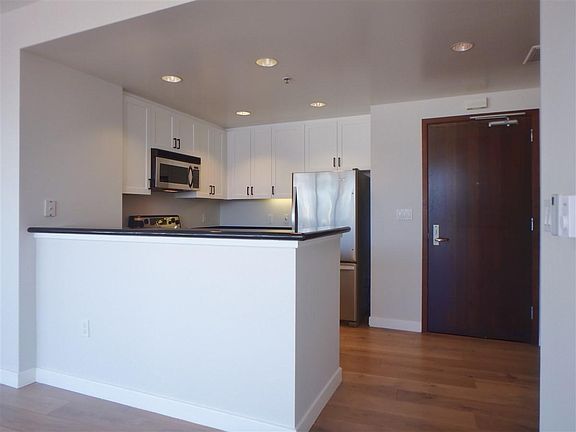 4th image of 250 King St Unit 1316