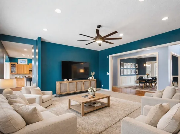 9136 Wooded Point Dr, Johnston, IA 50131