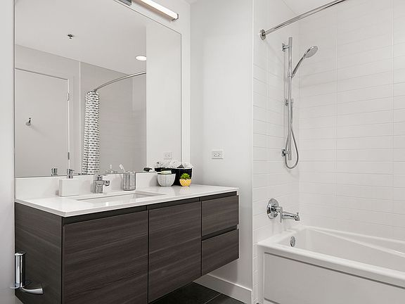 4th image of 222 W Hubbard St #813
