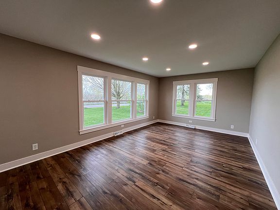 4th image of 5735 Leonard St