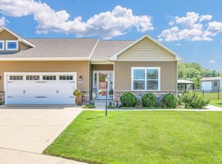 1813 Lake Ridge Ct, Mahomet, IL 61853