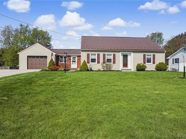 62 W Edgewood Dr, Springville, NY 14141