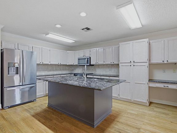 4th image of 2505 Peace Dr