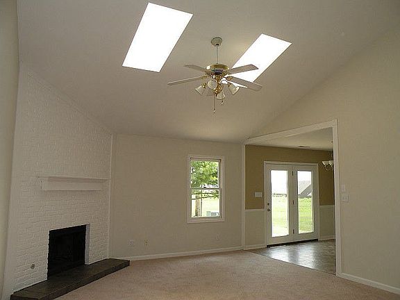 3rd image of 1107 Summit Dr