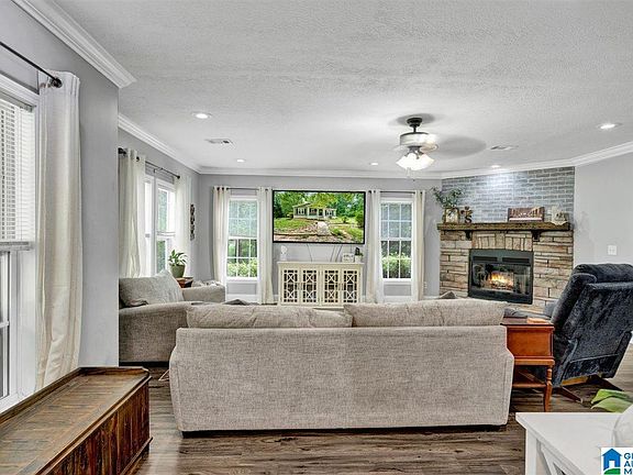 3rd image of 25 Pierce Dr