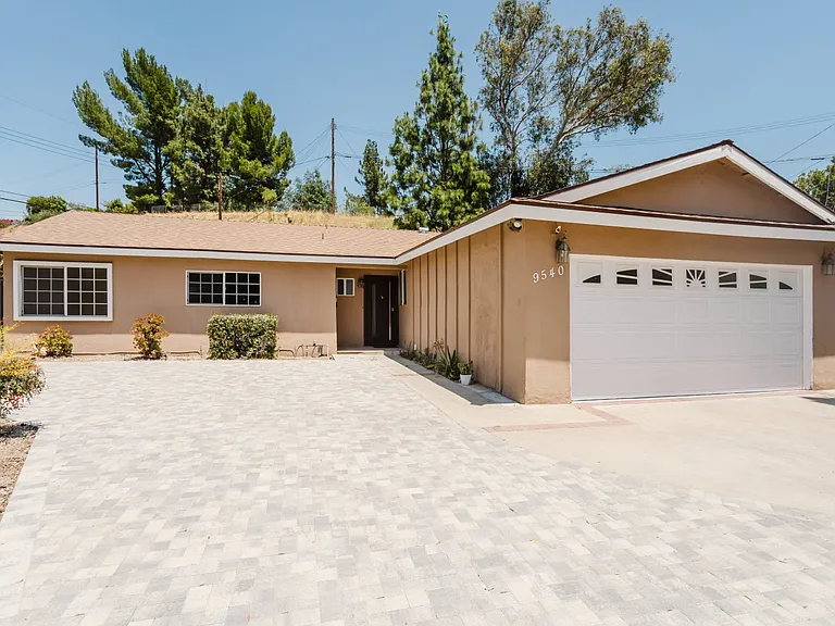 9540 Debra Ave — Photo 4