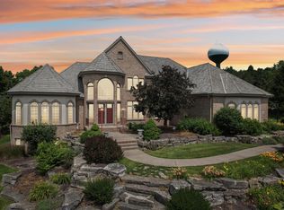 1012 N Bluespruce Cir, Hartland, WI 53029