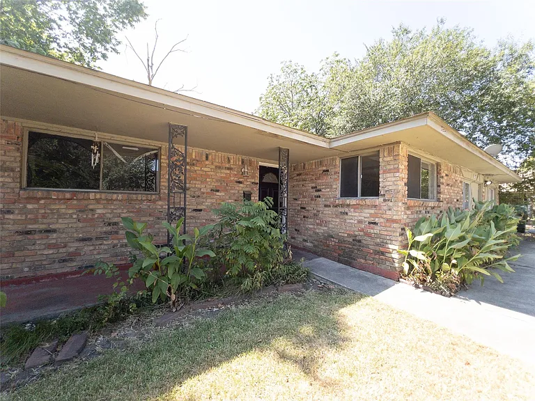 814 Eastlake St — Photo 2
