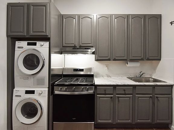 2nd image of 955 Grand St APT 1R