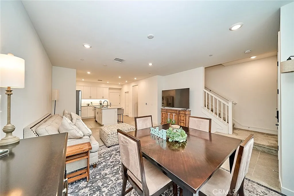 3 bed, 2.5 bath, 1739 sqft, $4,500 — Photo 4