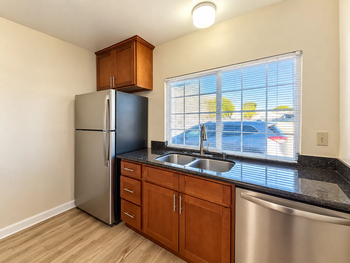 Charming 2-Bedroom Townhome for Rent w/Yard & 2-car Garage! - Union City — Photo 4